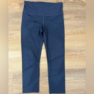 Under Armour cropped legging Blue. Size M. Good condition